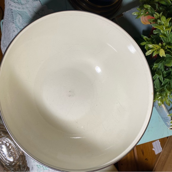 Vintage 11" & 8 1/2" Kobe
Kitchen Enamel Metal
Strawberry Bowls w/Lid set of 3 - Picture 8 of 9